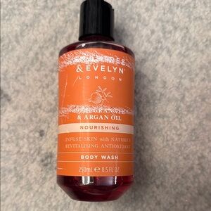 Crabtree & Evelyn Nourishing Body Wash - pomegranate and argan oil